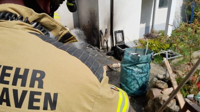 FW Bremerhaven: Mikrowelle und Unrat in Flammen