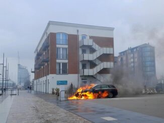 FW Bremerhaven: PKW-Brand