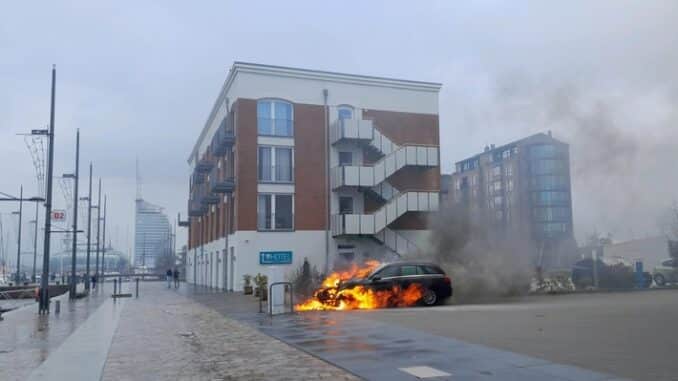 FW Bremerhaven: PKW-Brand