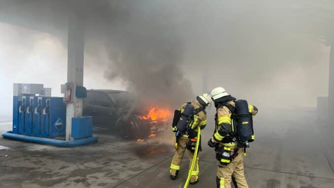 FW Bremerhaven: PKW-Brand an einer Tankstelle