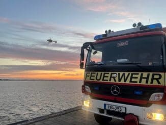 FW Bremerhaven: Person in der Weser