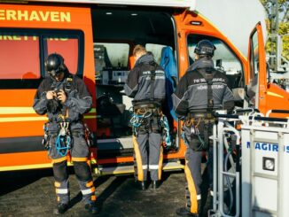 FW Bremerhaven: Personenrettung über Drehleiter. Höhenretter der Feuerwehr Bremerhaven retten Person von einem Dach.