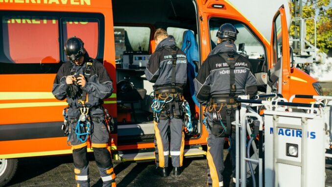 FW Bremerhaven: Personenrettung über Drehleiter. Höhenretter der Feuerwehr Bremerhaven retten Person von einem Dach.