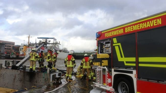 FW Bremerhaven: Schiff droht zu sinken, Feuerwehr Bremerhaven im Einsatz im Geestevorhafen