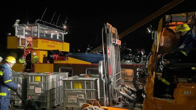 FW Bremerhaven: Schiffsunfall in Bremerhaven - Wassereinbruch und Ölverschmutzung nach Schiffshavarie