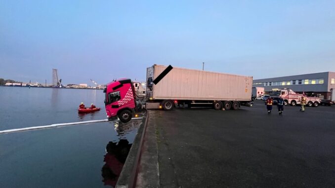 FW Bremerhaven: Schwerer Verkehrsunfall im Fischereihafen, LKW droht ins Hafenbecken zu stürzen.