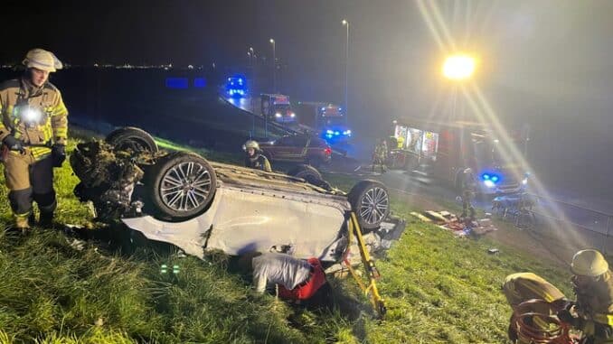 FW Bremerhaven: Schwerer Verkehrsunfall in Bremerhaven