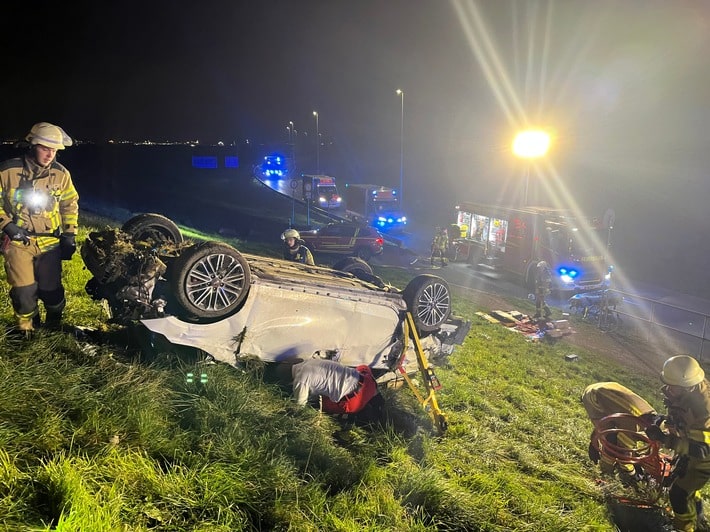 FW Bremerhaven: Schwerer Verkehrsunfall in Bremerhaven