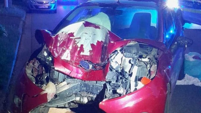 FW Bremerhaven: Schwerer Verkehrsunfall in Wulsdorf mit einer verletzten Person.