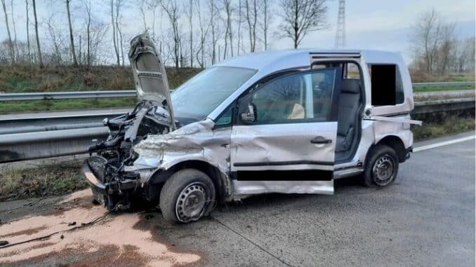 FW Bremerhaven: Schwerer Verkehrsunfall mit mehreren Verletzten und Toten auf der Autobahn 27