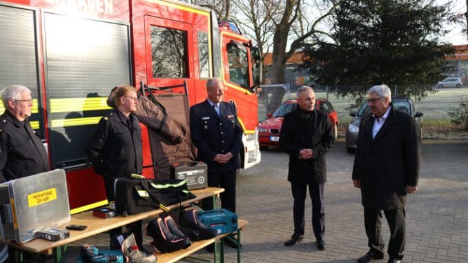 FW Bremerhaven: Spendenübergabe der ÖVB an die Feuerwehr Bremerhaven