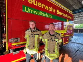 FW Bremerhaven: Tierischer Einsatz am Ostersonntag: PETA übergibt &quot;Helden für Tiere&quot;-Urkunde an die Feuerwehr Bremerhaven