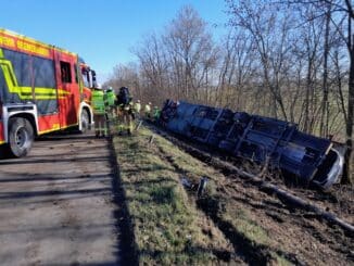 FW Bremerhaven: Verkehrsunfall auf Autobahn mit Sattelzug