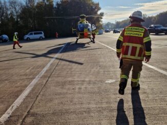 FW Bremerhaven: Verkehrsunfall mit Sperrung und Hubschraubereinsatz auf der Autobahn 27