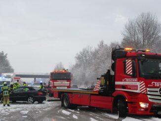 FW Bremerhaven: Verkehrsunfall mit drei Fahrzeugen - fünf verletzte Personen auf der Autobahn 27