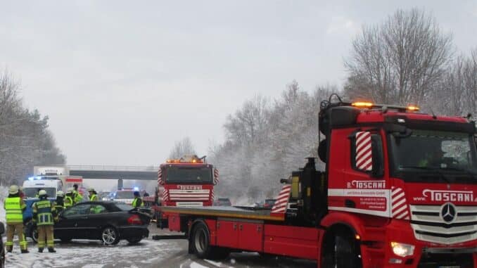 FW Bremerhaven: Verkehrsunfall mit drei Fahrzeugen - fünf verletzte Personen auf der Autobahn 27