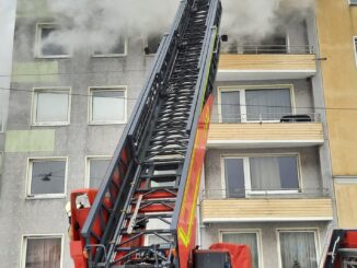 FW Bremerhaven: Wohnungsbrand in einem Mehrfamilienhaus in der Schifferstraße