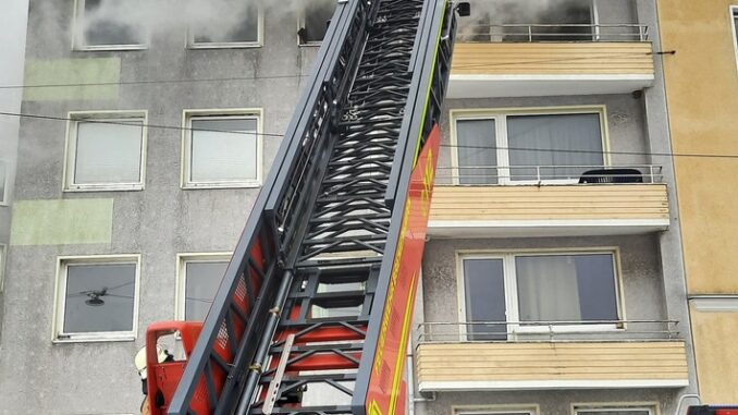FW Bremerhaven: Wohnungsbrand in einem Mehrfamilienhaus in der Schifferstraße