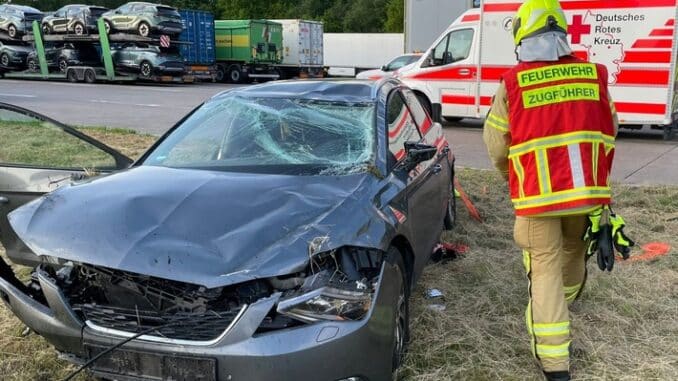 FW Bremerhaven: Zwei parallele Verkehrsunfälle mit drei verletzten Personen- Feuerwehr Bremerhaven mit beiden Zügen im Einsatz