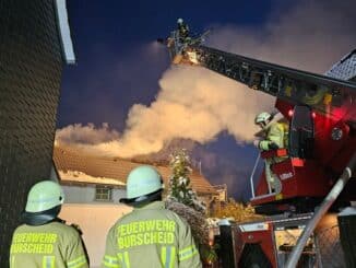 FW Burscheid: Dachstuhlbrand zerstört Wohnhaus