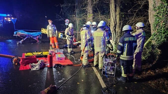 FW Burscheid: PKW im Böschung - Handy alarmiert die Feuerwehr