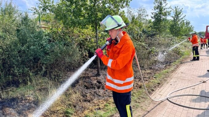 FW Celle: Böschungsbrand am Fuhserandweg