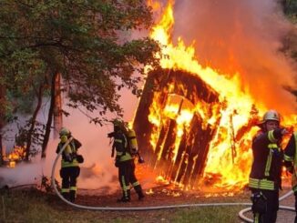 FW Celle: Brennt Bauwagen in Vollbrand - Ergänzung zum Erstbericht