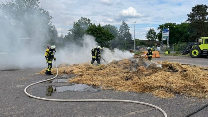 FW Celle: Brennt Heu in Altencelle