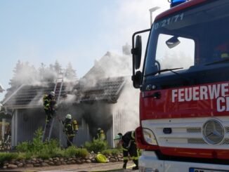 FW Celle: Brennt Holzschuppen - Feuerwehr verhindert Brandausbreitung!