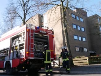 FW Celle: Celler Feuerwehr rettet Bewohner aus verrauchter Wohnung