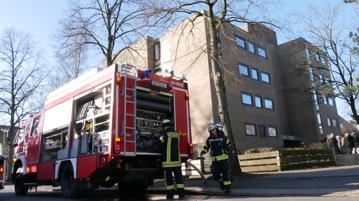 FW Celle: Celler Feuerwehr rettet Bewohner aus verrauchter Wohnung