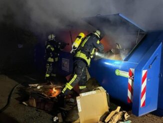 FW Celle: Containerbrand - aufwendige Löscharbeiten in der Kampstraße!