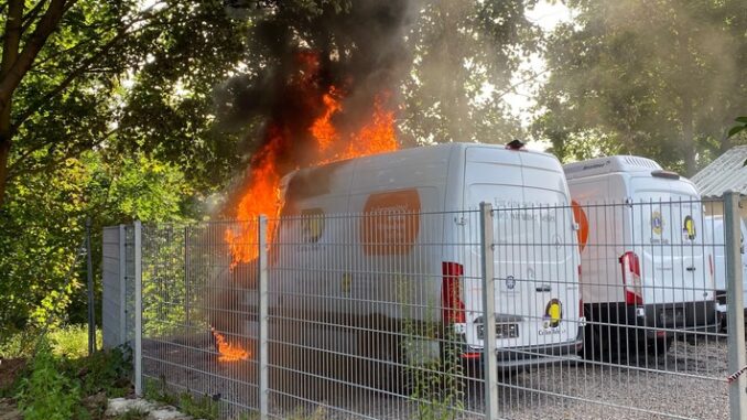 FW Celle: Erneut Fahrzeugbrand in der Uferstraße