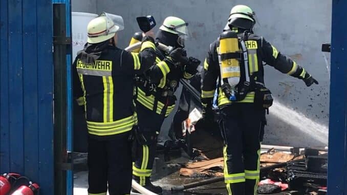 FW Celle: Feuer an einer Waschanlage