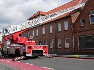 FW Celle: Feuer im Dachstuhl in der Heese