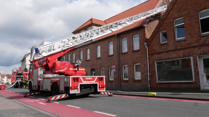 FW Celle: Feuer im Dachstuhl in der Heese
