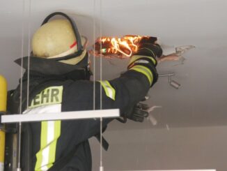 FW Celle: Feuer in Decke