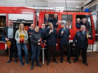 FW Celle: Feuerwehr Bostel: Mit 90 einen Defi anschaffen und trotzdem Kinder kriegen