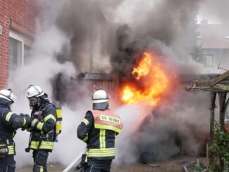 FW Celle: Garage in Vollbrand - eine Person verletzt!