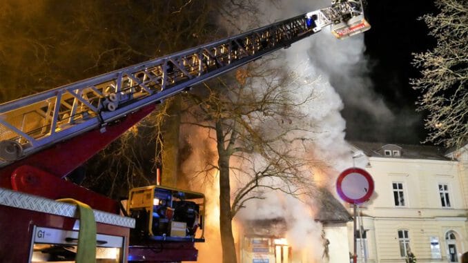 FW Celle: Gebäudebrand in der Hafenstraße - Gesamtbericht