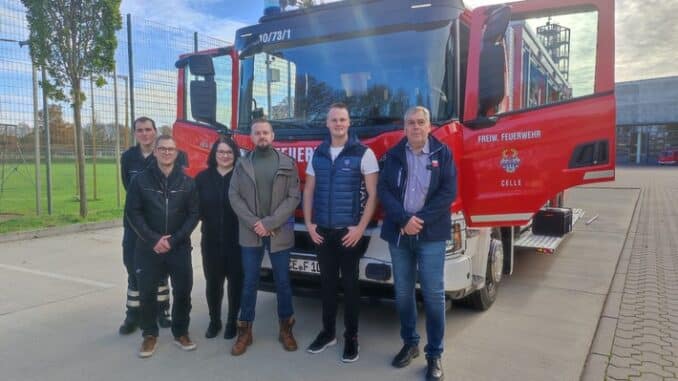 FW Celle: Gerätewagen Gefahrgut in Augenschein genommen - finnische Feuerwehrleute zu Gast in Celle!