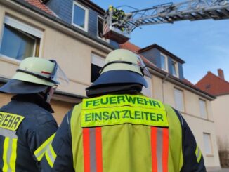 FW Celle: Geschossdecke durchgebrannt - Feuer in Mehrparteienhaus!