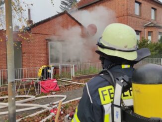 FW Celle: Geschossdecke durchgebrannt - Feuer in einem Gebäude in Celle