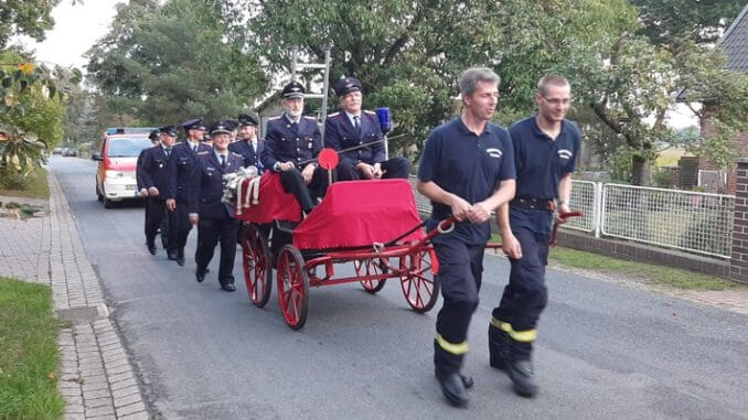 FW Celle: Jahreshauptversammlung der Freiwilligen Feuerwehr Bostel - Neue Führungskräfte vor den Karren gespannt