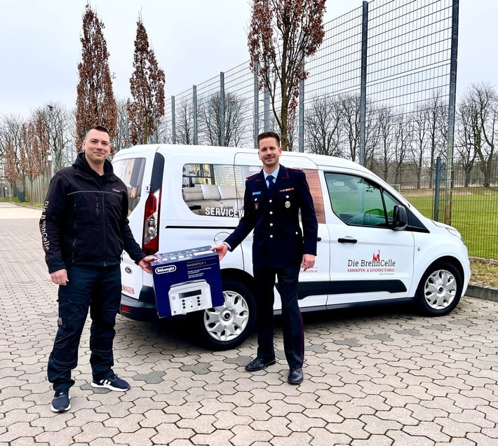 FW Celle: Kaffeevollautomat für die Celler Feuerwehr gespendet