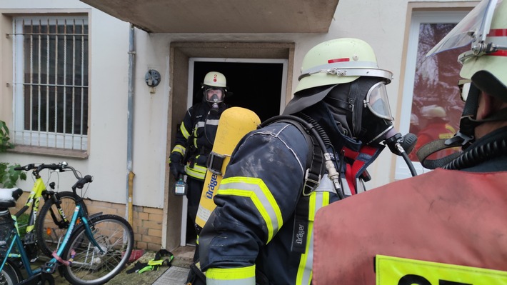 FW Celle: Kellerbrand und Rauchentwicklung - zwei Einsätze gleichzeitig am Vormittag in Celle - Ausgedehnter Kellerbrand bleibt zunächst unentdeckt