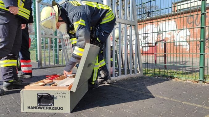 FW Celle: Kind auf Bolzplatz eingeklemmt!