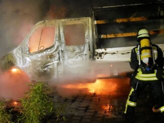 FW Celle: Kleintransporter brennt in Neuenhäusen in Vollbrand