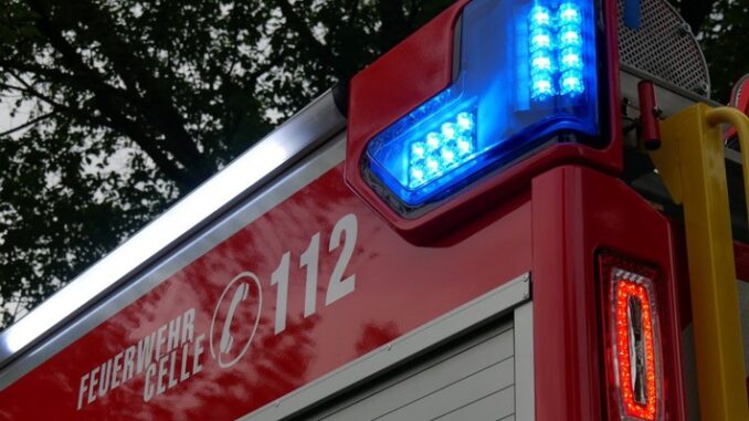 FW Celle: Kurioser Einsatz an einem außergewöhnlichen Tag / Auf Balkon ausgesperrt und Essen auf Herd