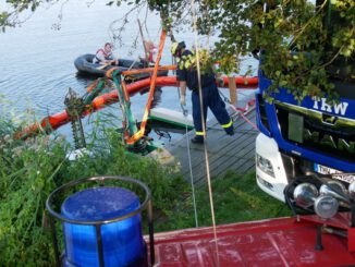 FW Celle: Mähschiff auf der Aller gesunken - Feuerwehr und THW im Einsatz